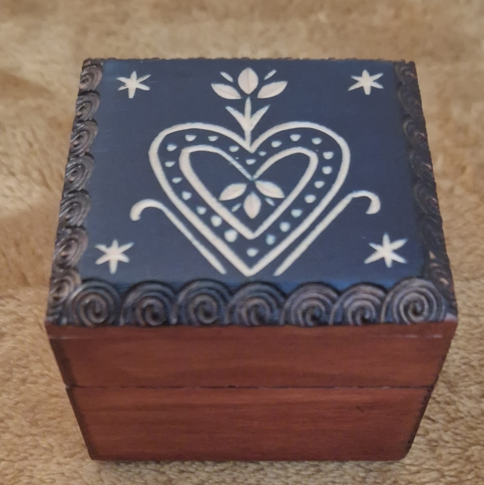 VINTAGE SMALL WOODEN BOX